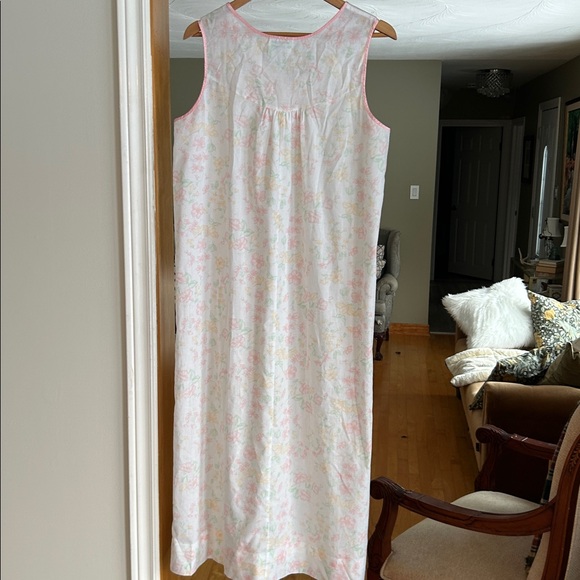 Elegant Floral Chemise - Pink and White - Picture 4 of 4